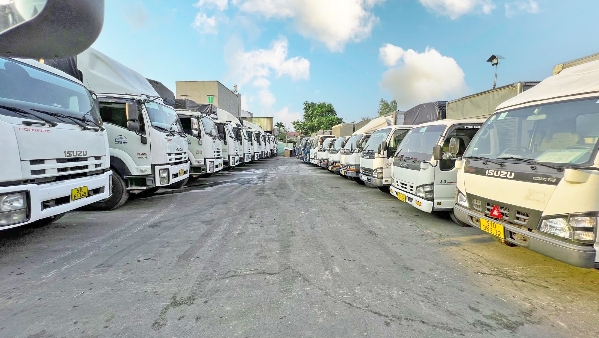 Nhiều chiếc xe tải đậu ở bãi đỗ