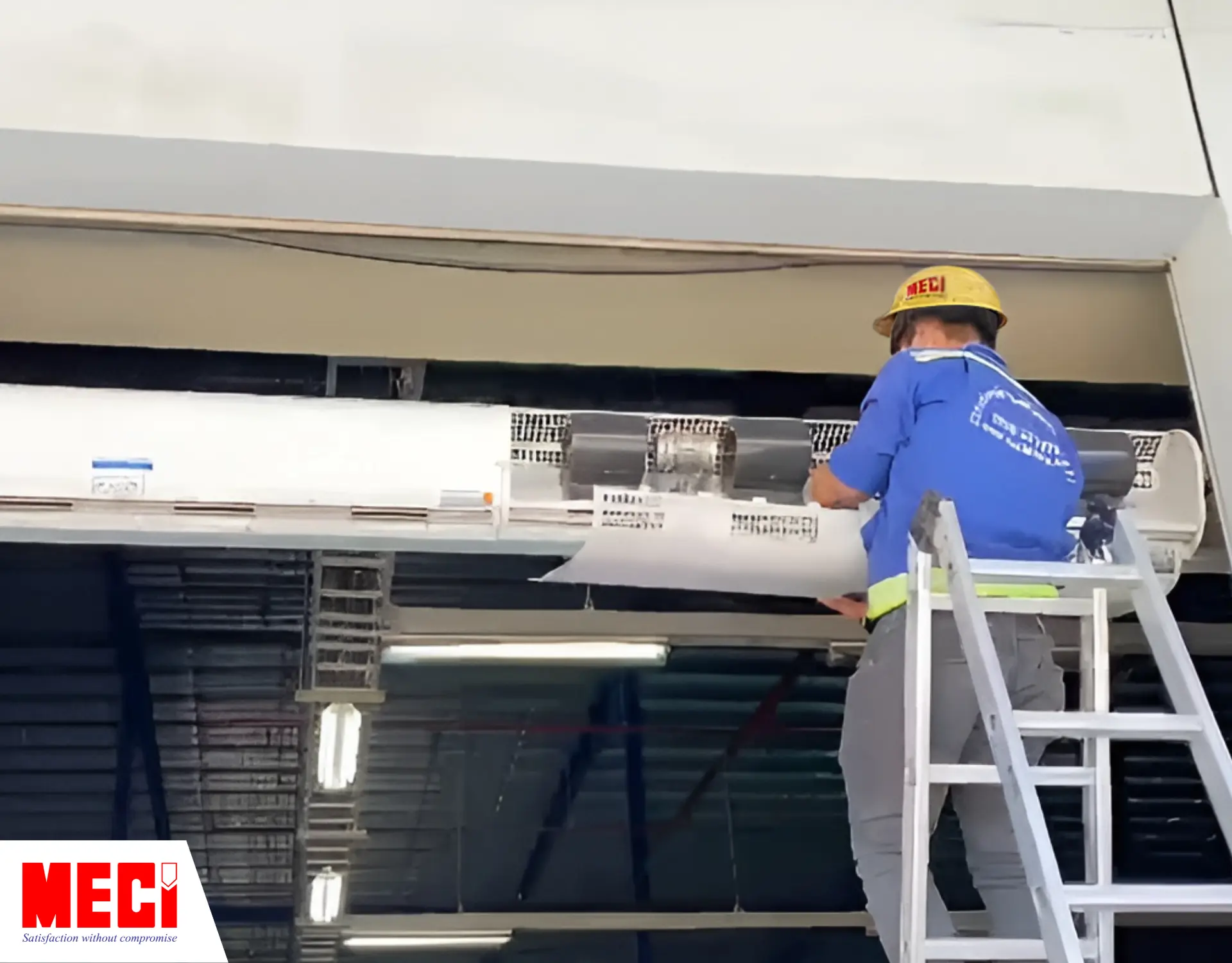 Kỹ thuật MECI đang lắp các bộ phận quạt bị tháo rời