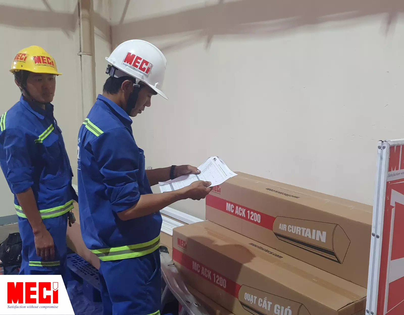 Hai kỹ thuật MECI đang đứng trước nhiều chiếc quạt cắt gió