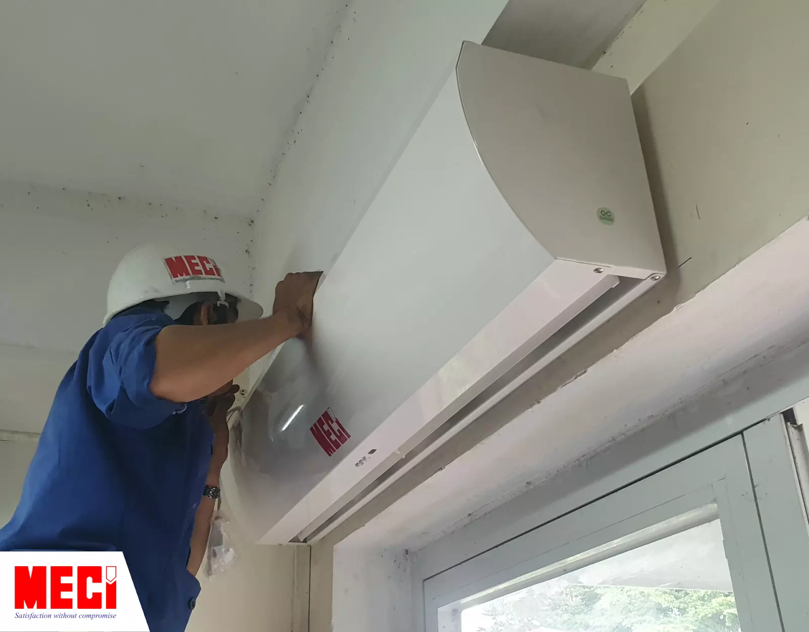 Kỹ thuật MECI đang vệ sinh quạt cắt gió 