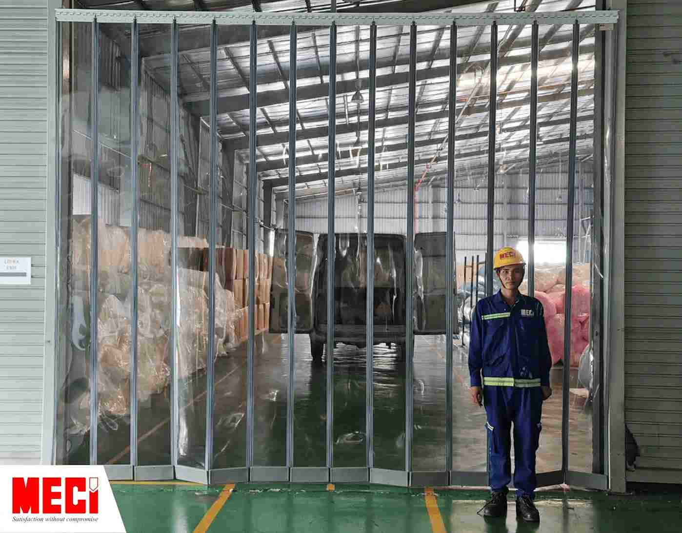 Kỹ thuật MECI đang đứng ngay rèm nhựa nam châm