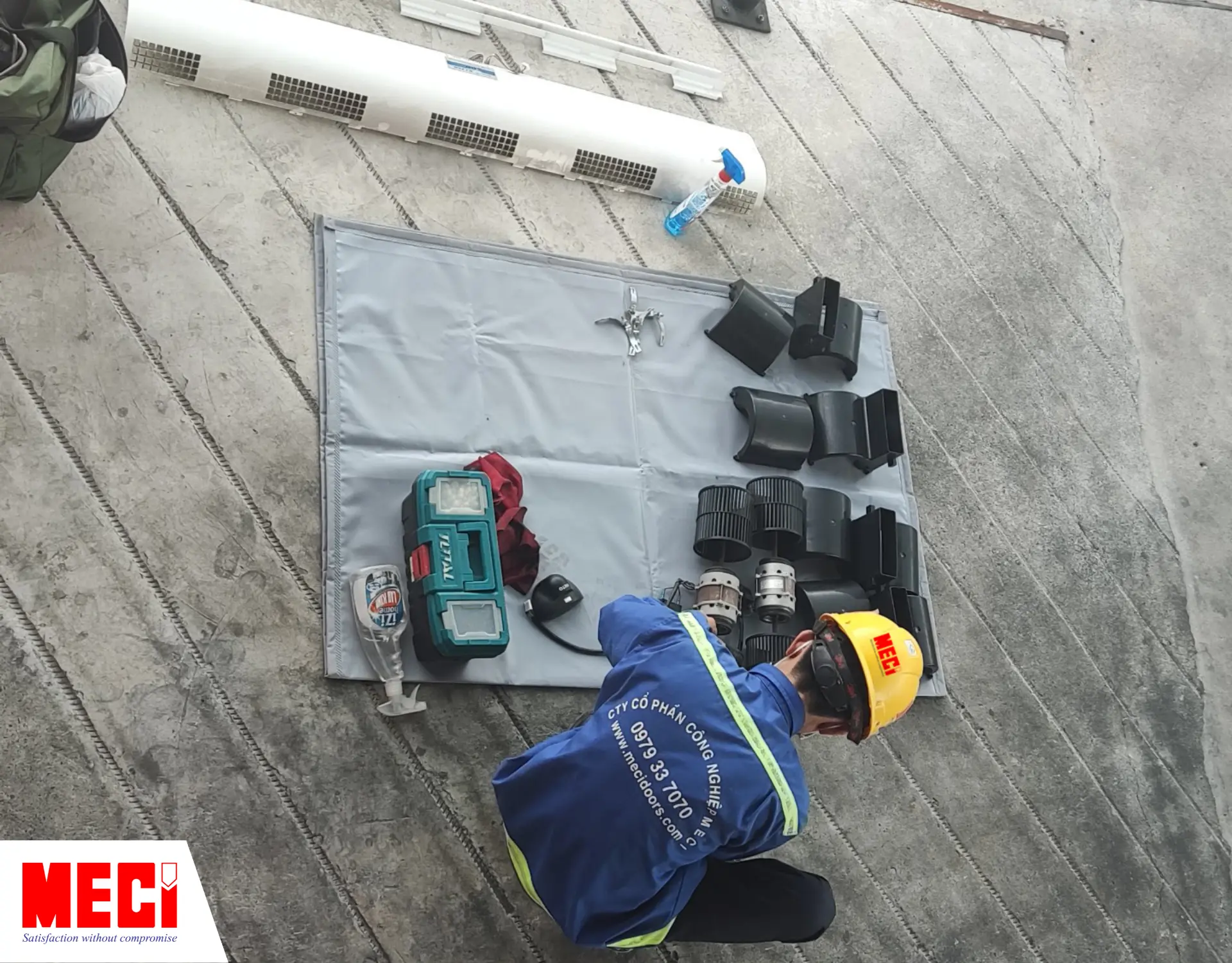 Kỹ thuật MECI đang vệ sinh quạt cắt gió