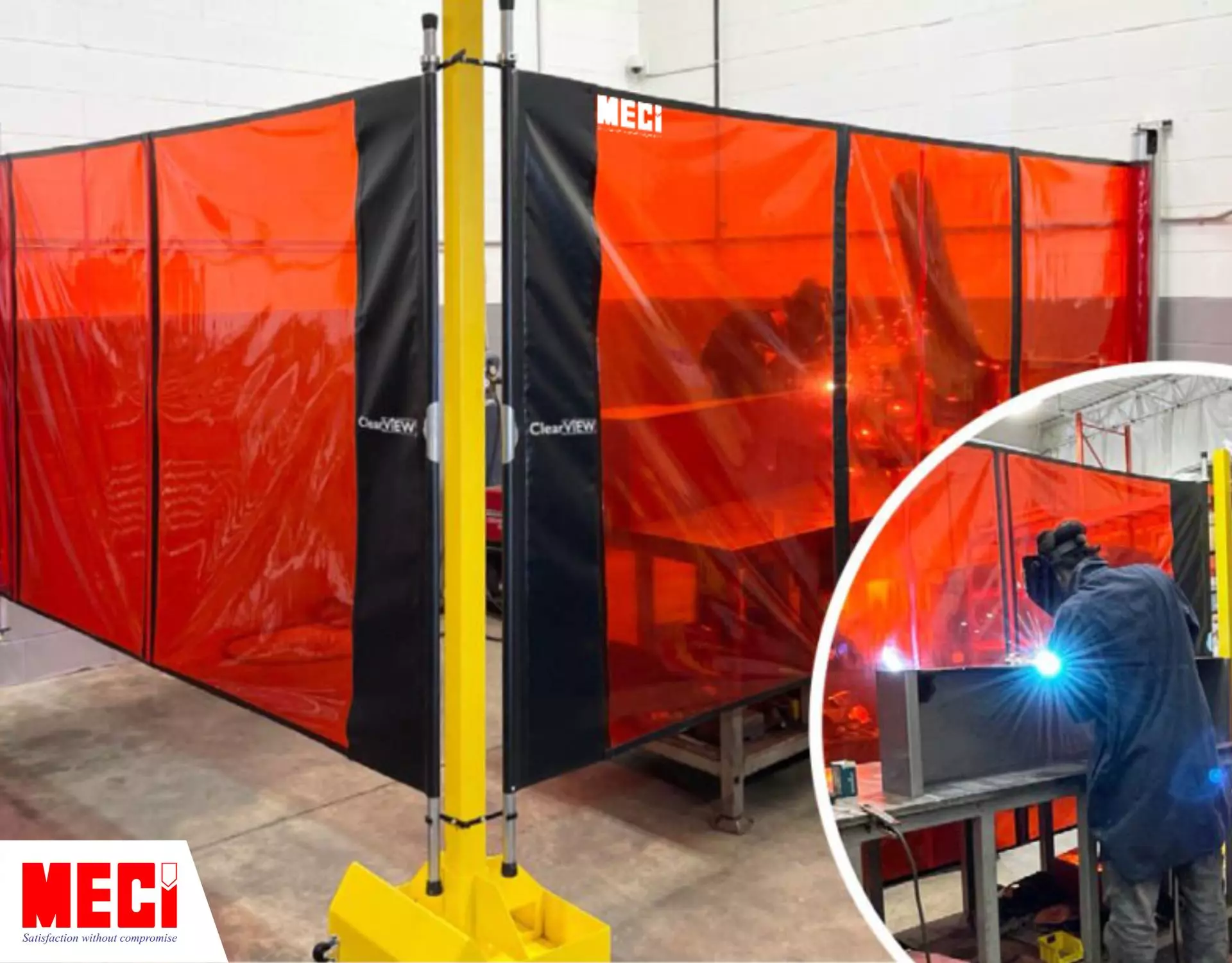 một khu vực được bao quanh bởi hai tấm màn ngăn màu đỏ, bên trong có một người đàn ông đang hàn kim loại