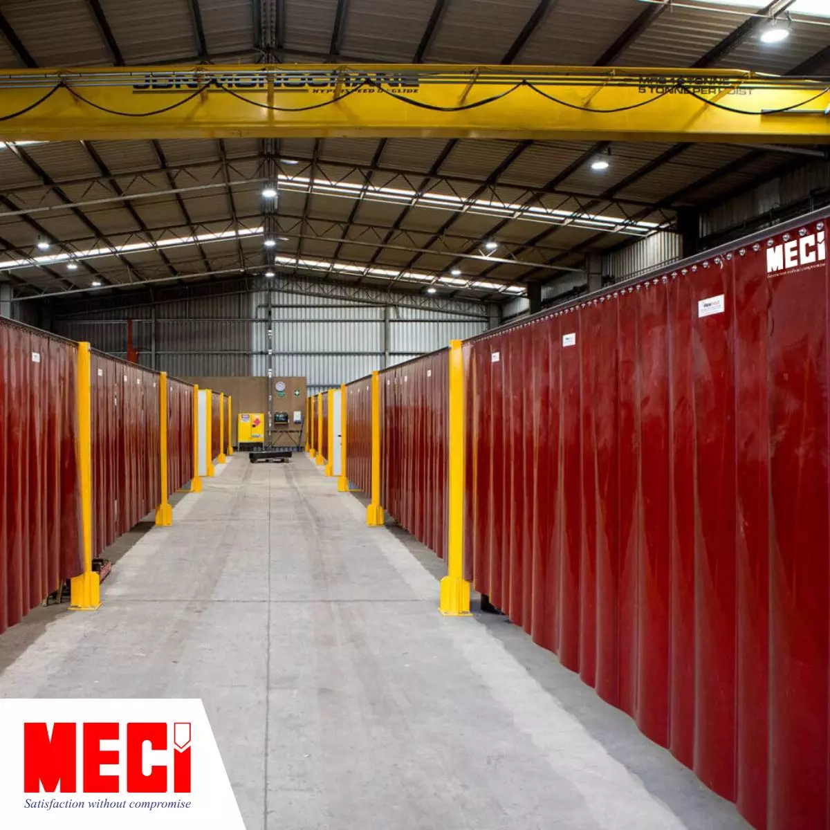 Hai dãy phòng hàn đối diện nhau, mỗi dãy chia thành nhiều phòng nhỏ, tại lối vào mối phòng lắp rèm nhựa PVC cố định màu đỏ