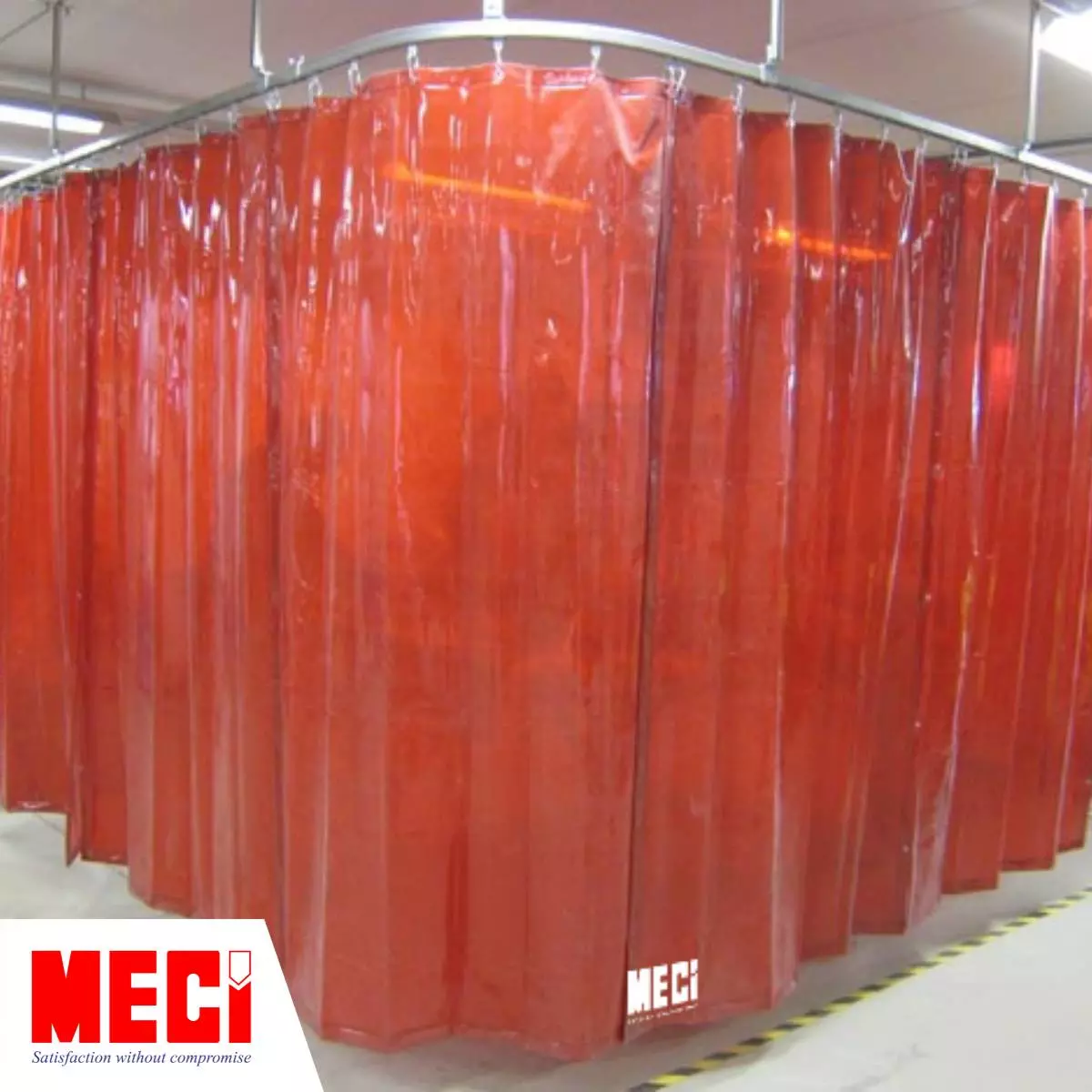 Rèm kéo dạt ray cong màu đỏ ngăn tia lửa hàn