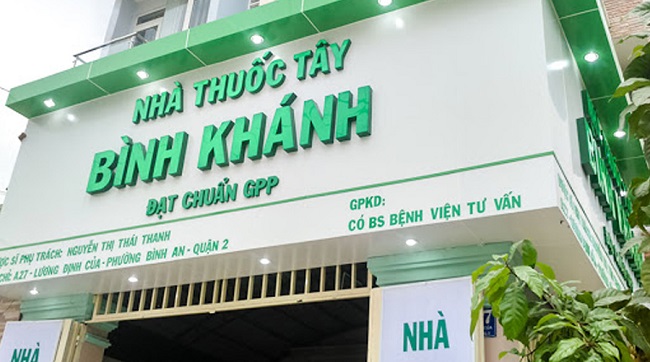 Hình ảnh bảng hiệu của một quầy thuốc, nền bảng hiệu màu trắng và chữ màu xanh lá