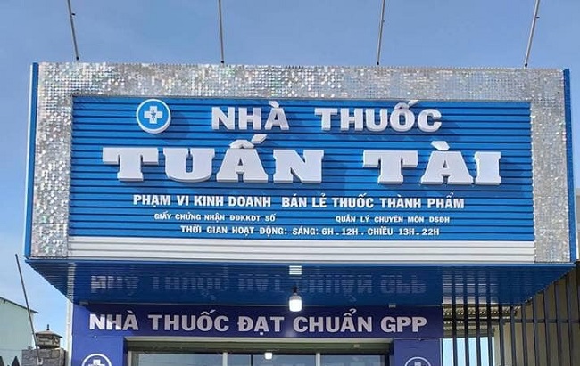 Hình ảnh bảng hiệu một nhà thuốc nền màu xanh, chữ màu trắng