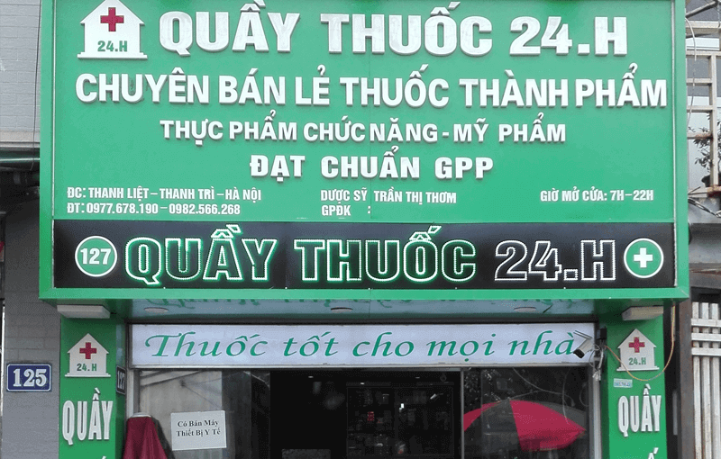 Bảng hiệu quầy thuốc nền màu xanh lá cây, chữ màu trắng.