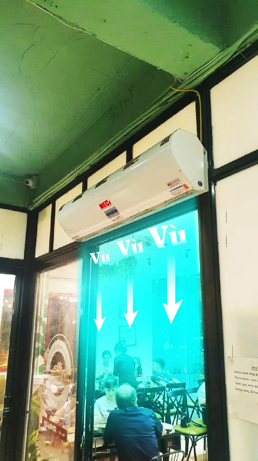 Quạt cắt gió lắp tại quán ăn đang hoạt động và có tiếng vù vù