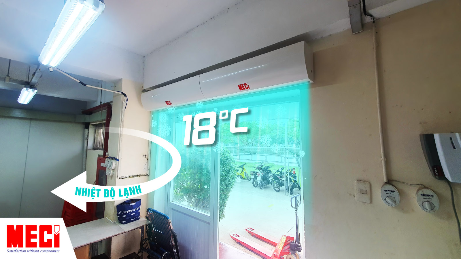 một chiếc quạt cắt gió lắp phía bên trong, thổi ra luồng gió xanh 18 độ C và mũi tên nhiệt độ lạnh cong vào trong