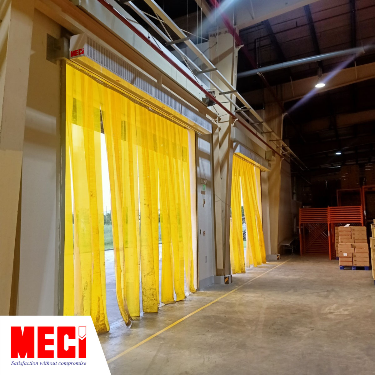 quạt cắt gió được lắp bên trên lối ra vào, phía bên trong, có rèm nhựa PVC thả sợi màu vàng bay phấp phới