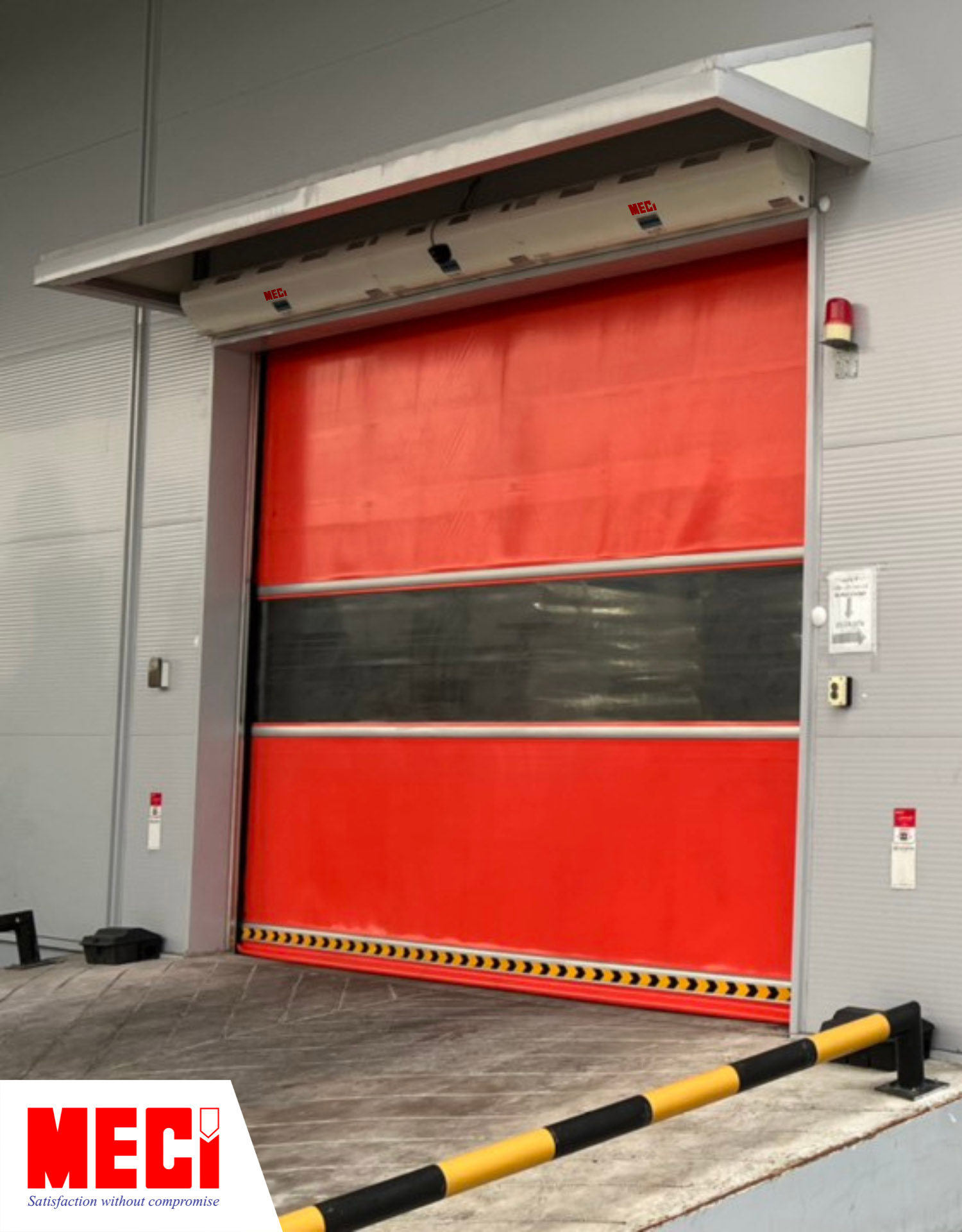 lối ra vào có cửa cuốn nhanh màu đỏ đang đóng xuống, quạt cắt gió lắp phía trên cửa cuốn nhanh