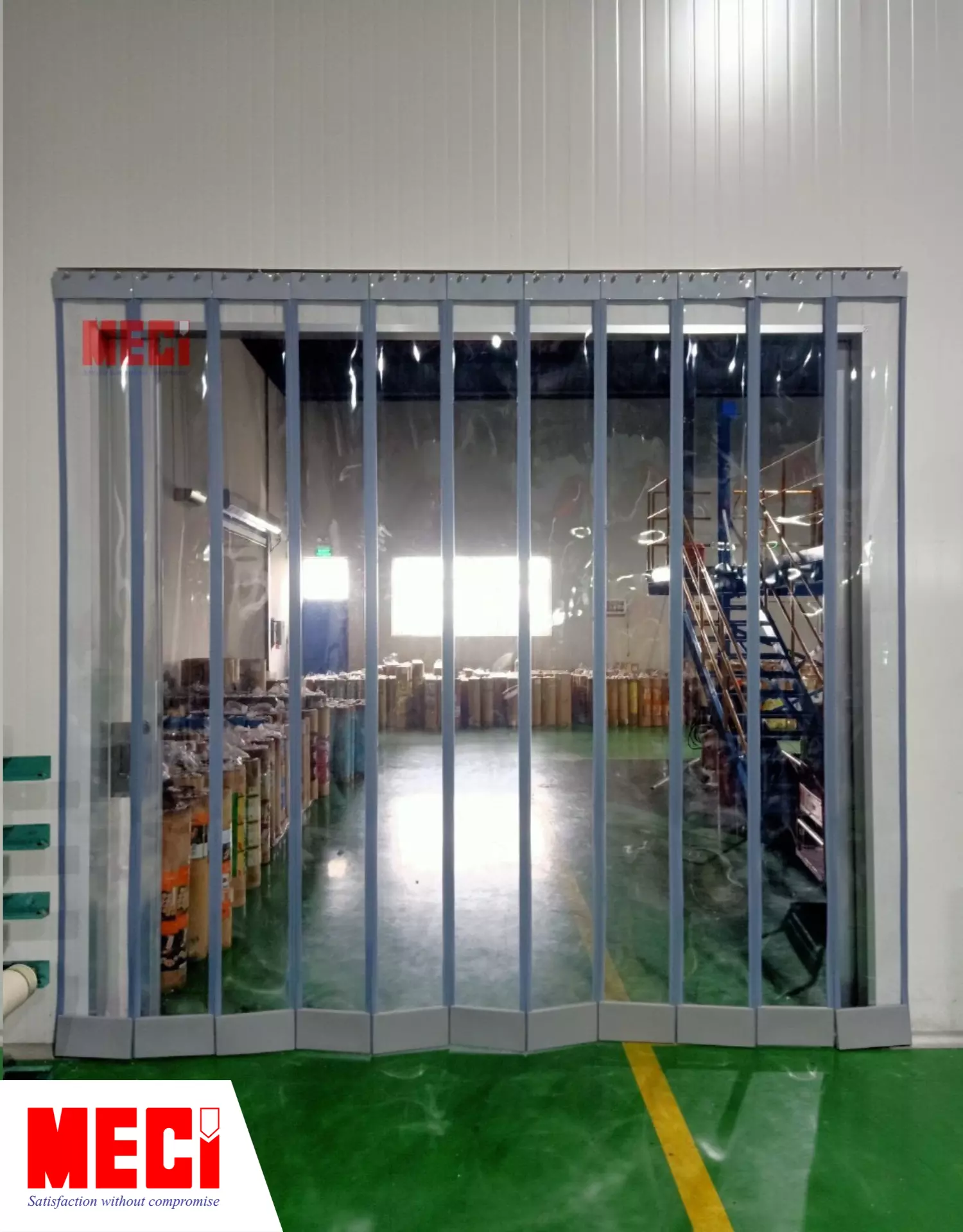 Rèm nhựa nam châm lắp tại vị trí ra vào 