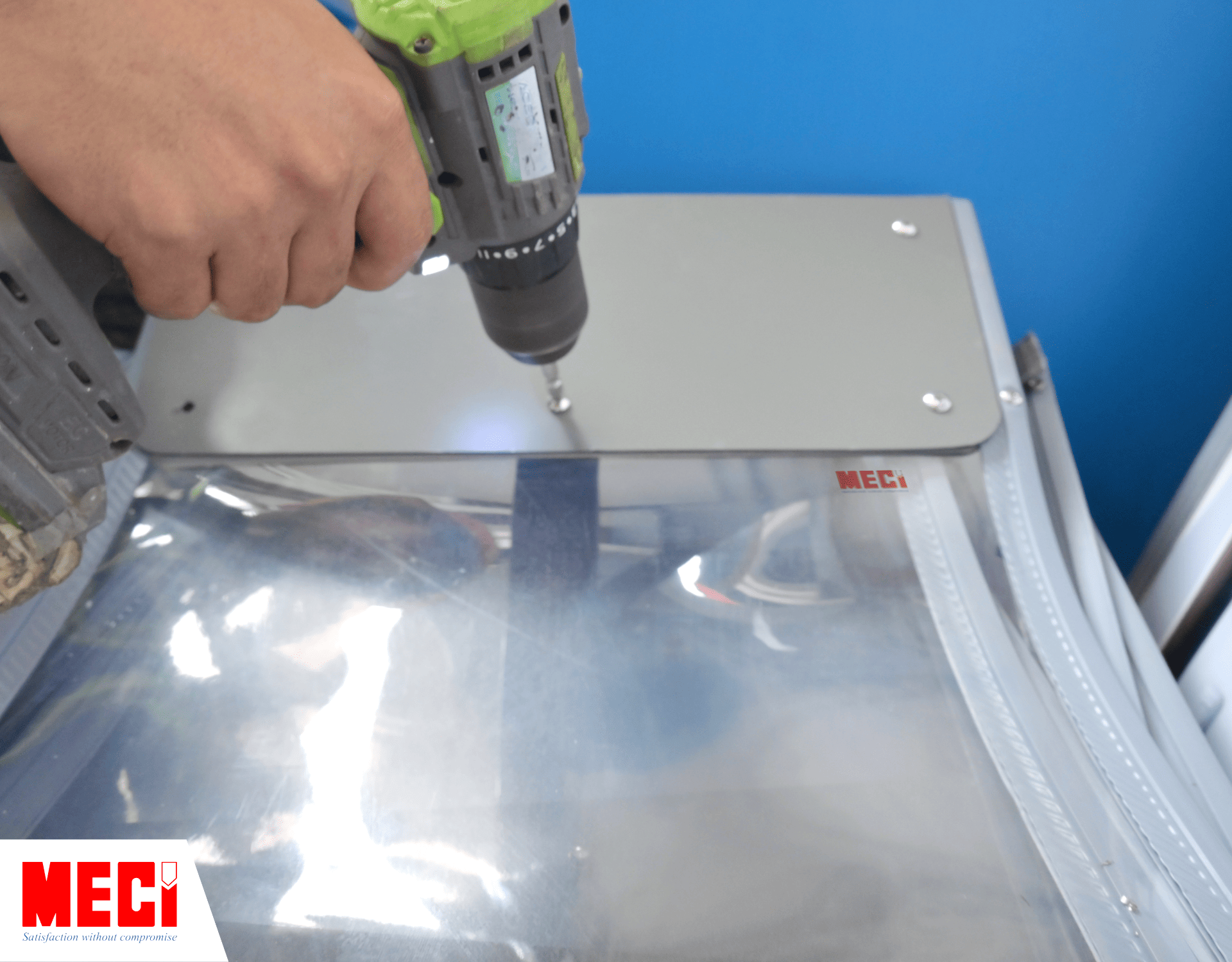 Nhân viên MECI đang tháo tấm alu chân rèm nam châm