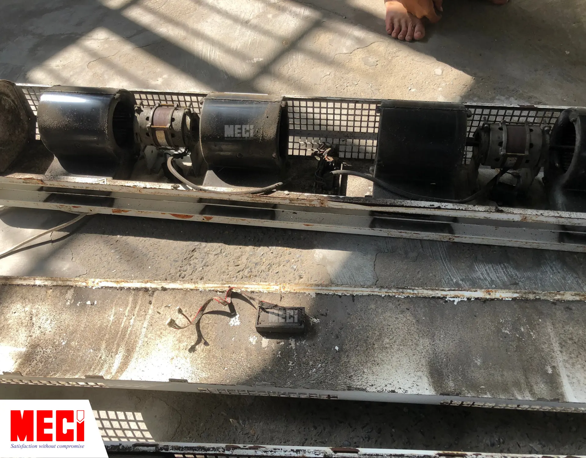 Các bộ phận của quạt cắt gió bị tháo rời 