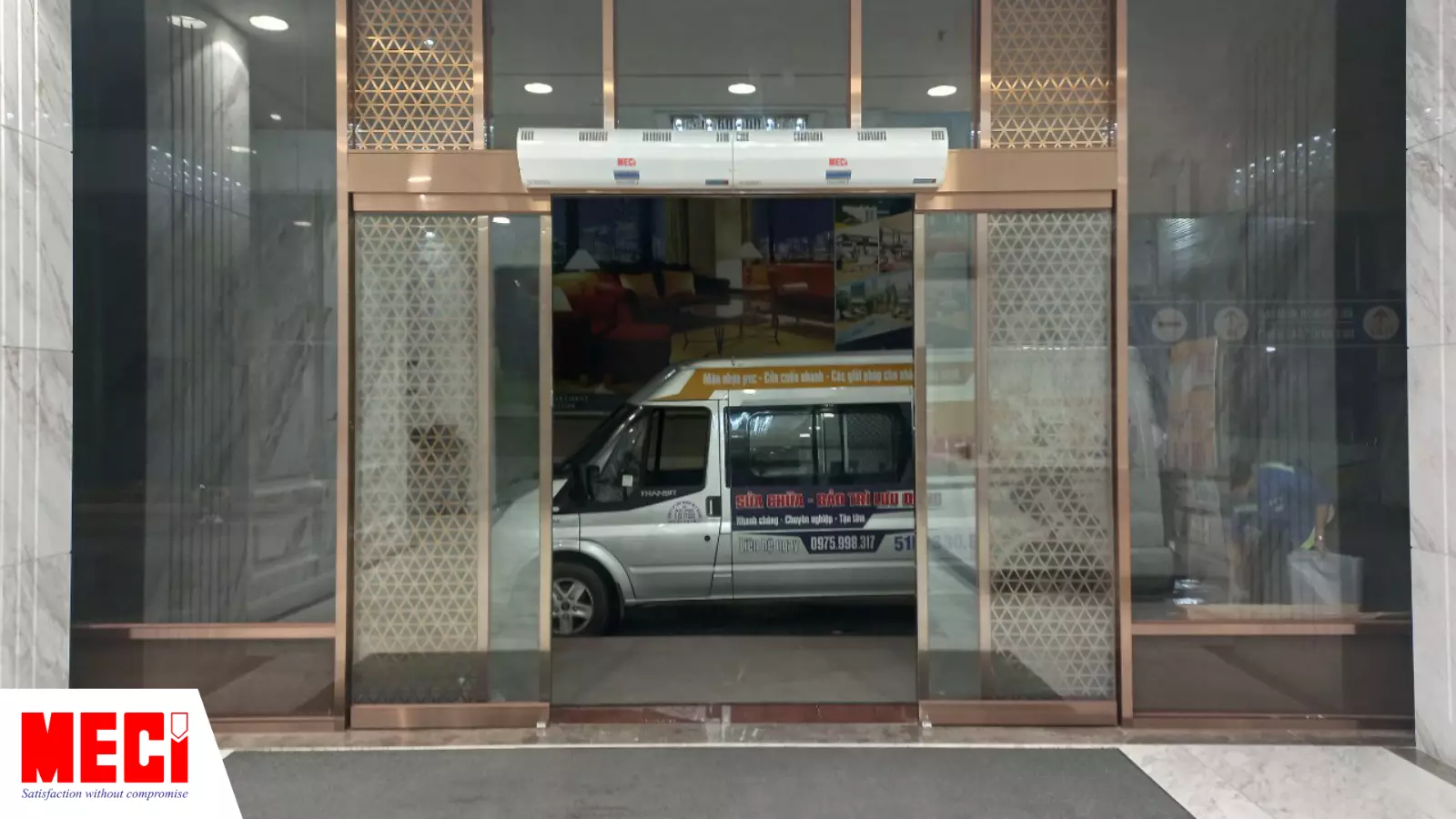 Quạt cắt gió điều hòa lắp tại vị trí cửa trung tâm thương mại