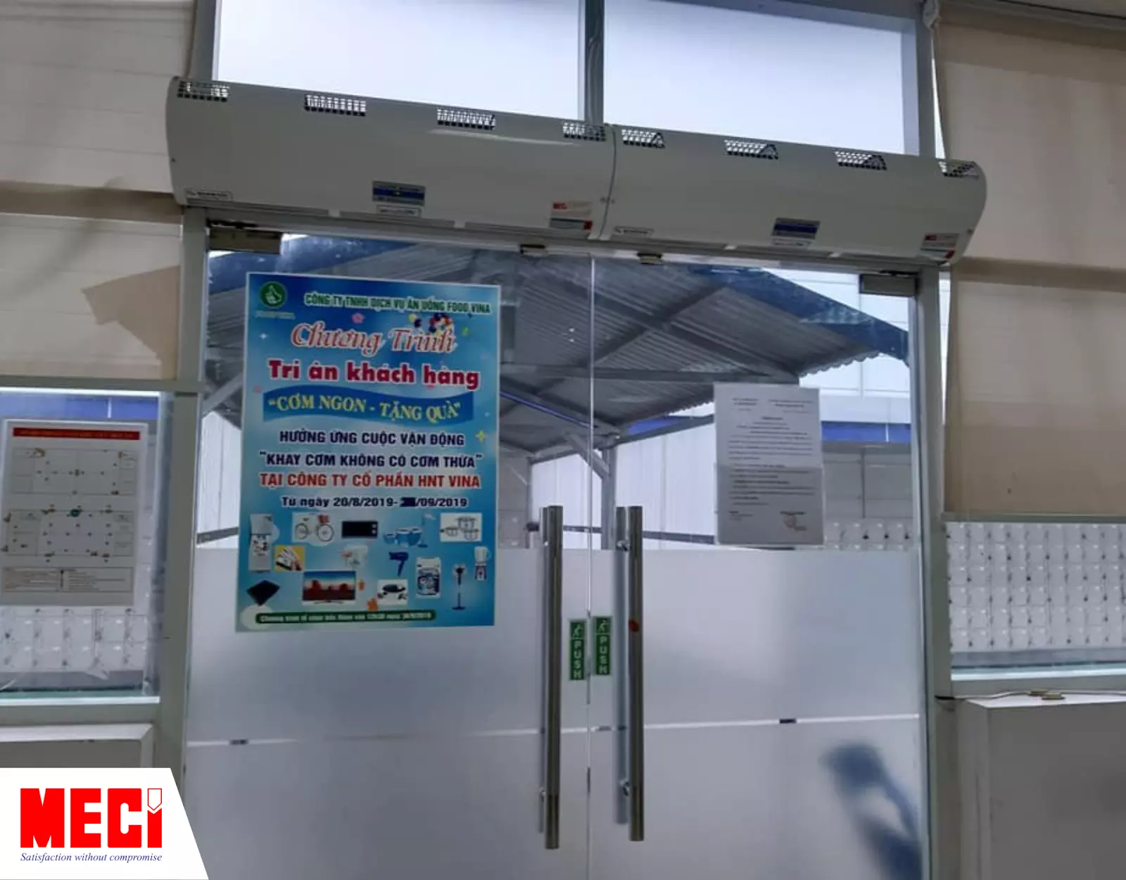 Quạt cắt gió đang lắp tại vị trí cửa ra vào