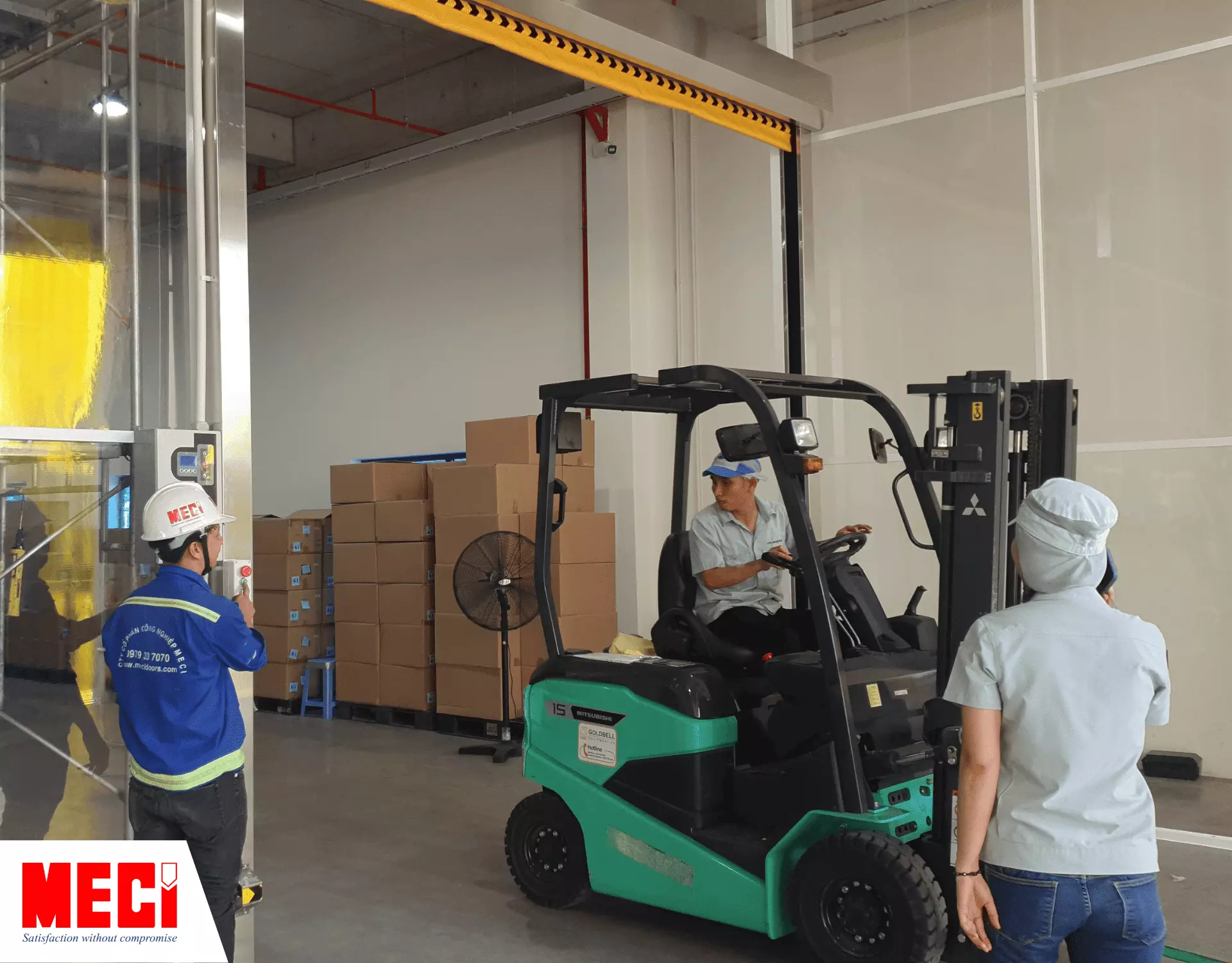 Xe nâng vận chuyển hàng hóa qua cửa cuốn nhanh