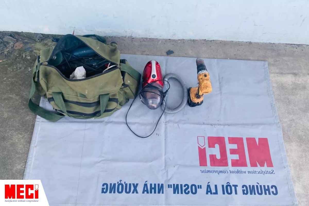 Dụng cụ vệ sinh sắp xếp gọn gàng