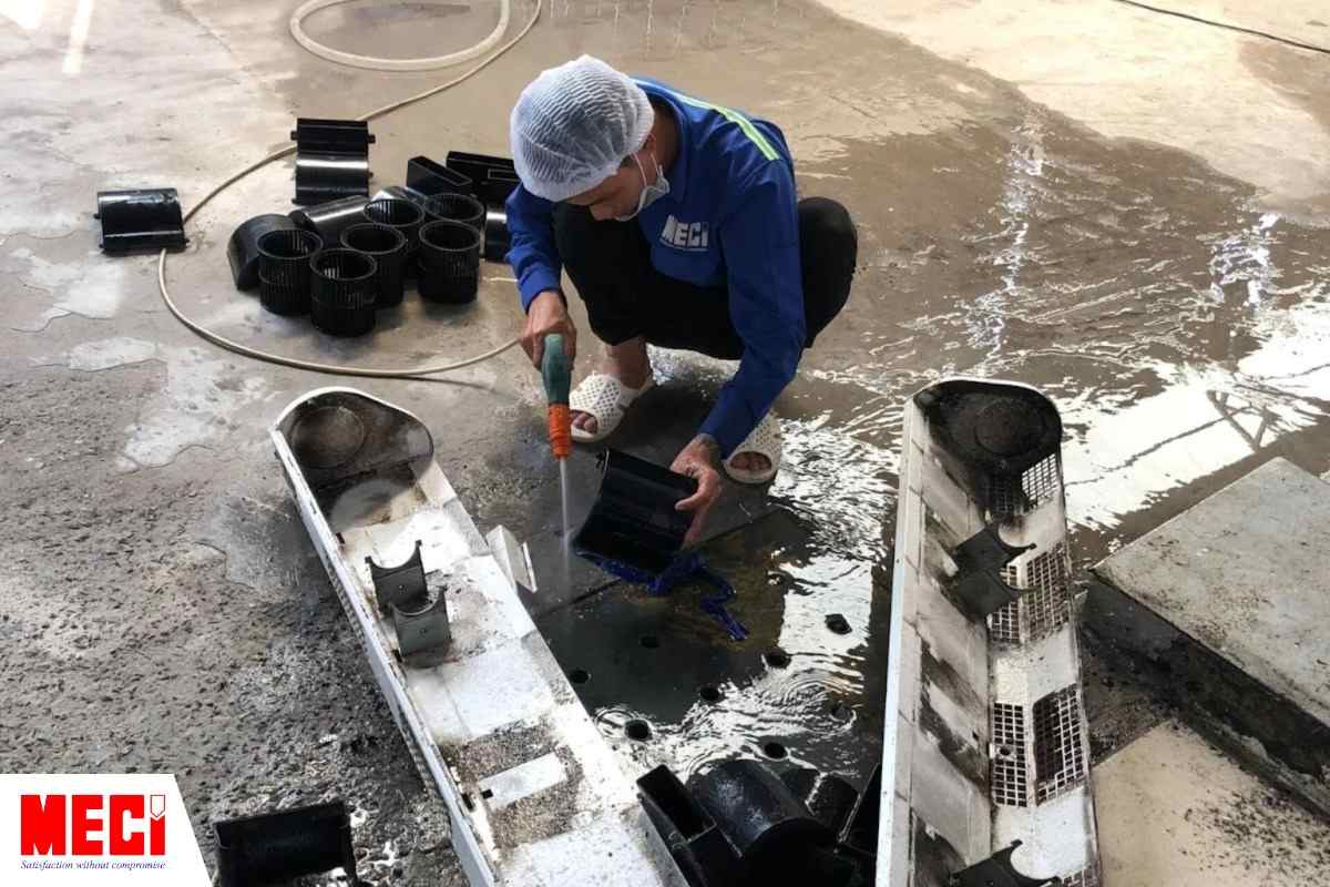 Kỹ thuật MECI đang dùng vòi sịt vệ sinh quạt cắt gió