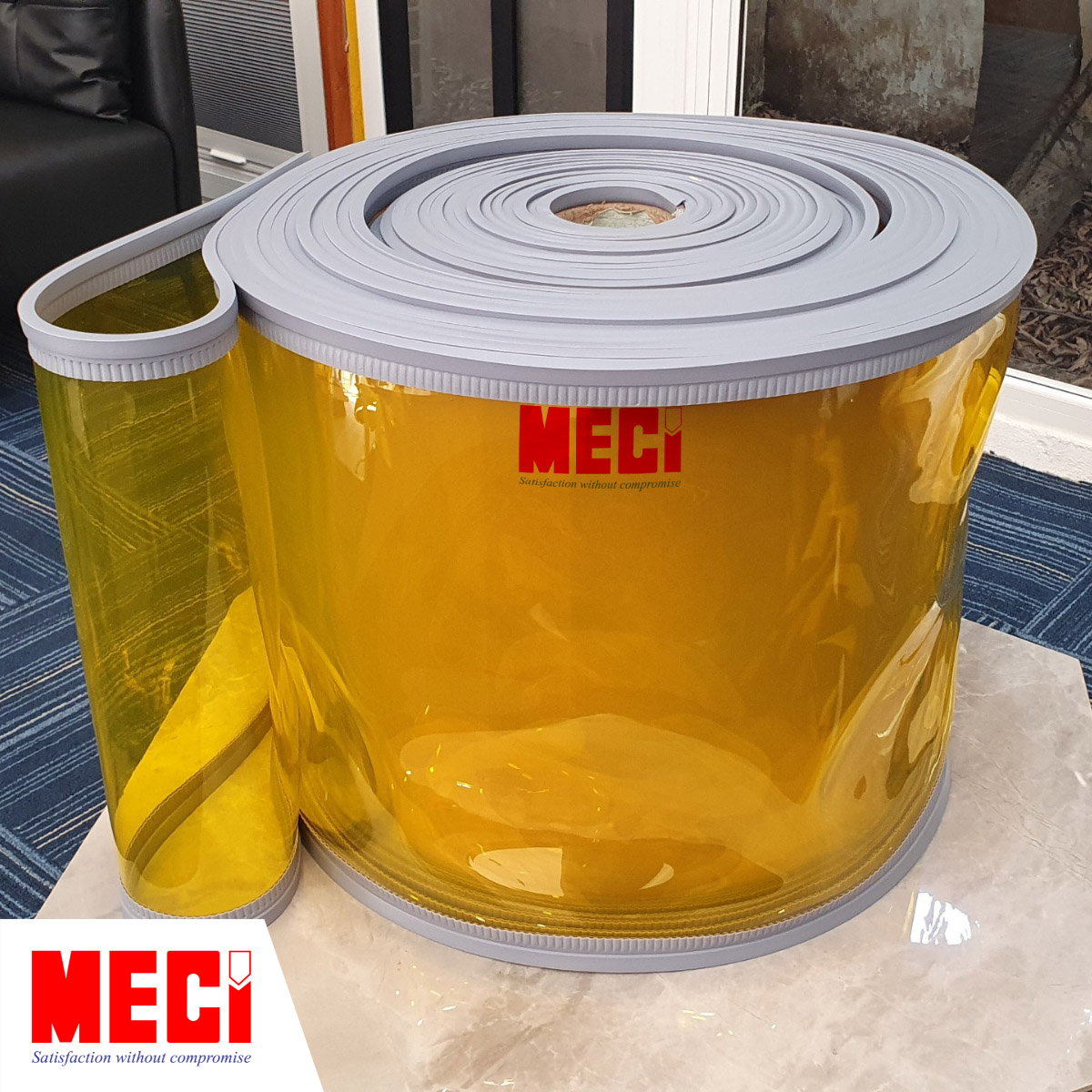 cuộn nhựa nam châm vàng được đặt trên bàn