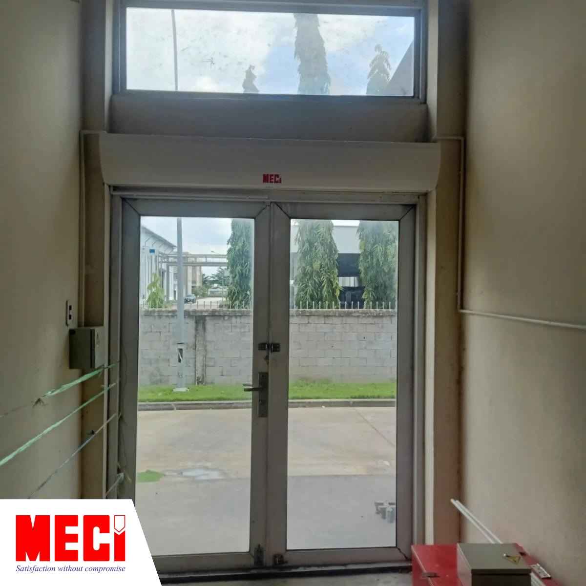 quạt cắt gió MECI lắp đặt tại khu vựa cửa ra vào