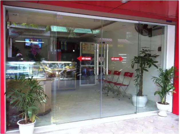 Cửa kính lắp tại cửa hàng mặt tiền đường