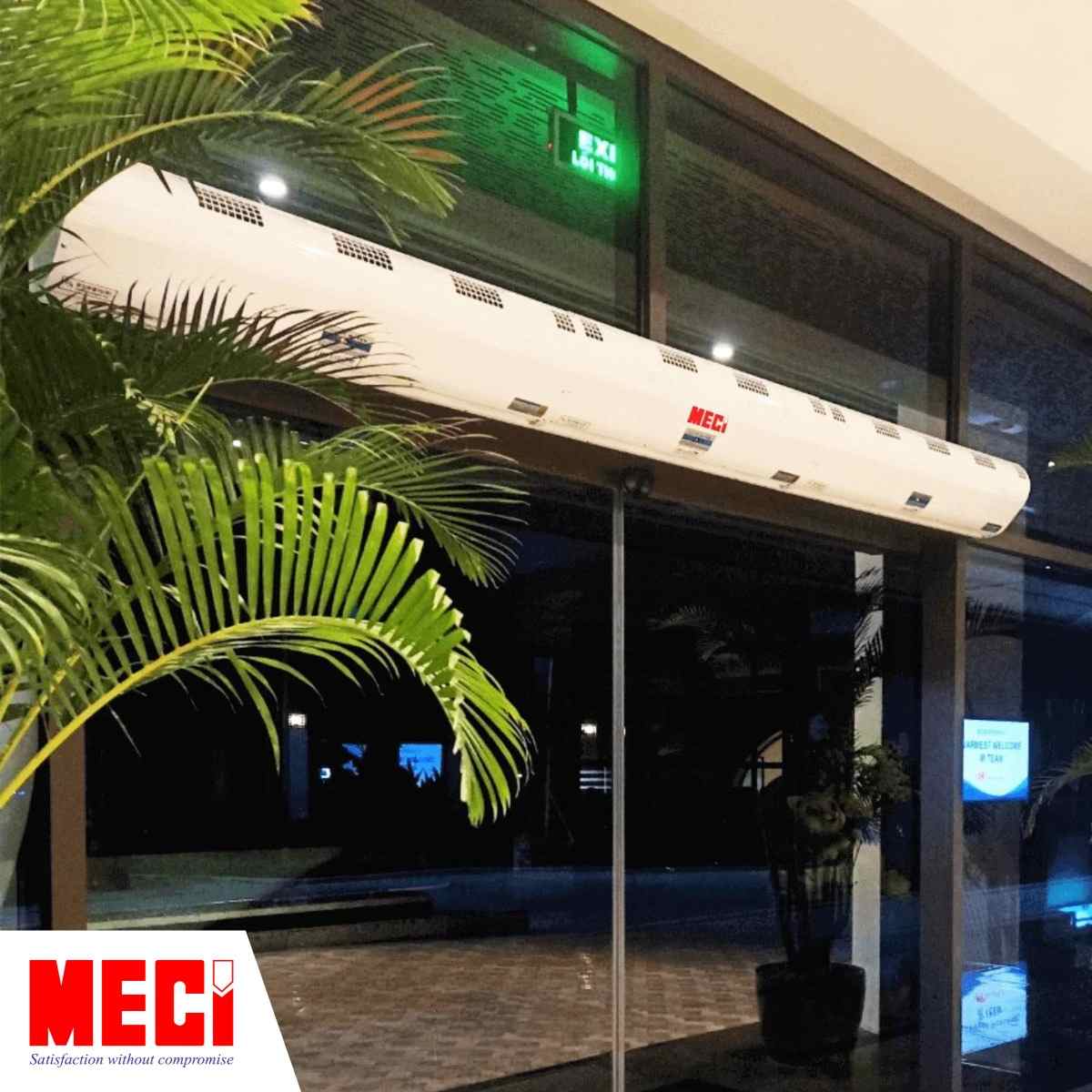 Góc nghiêng quạt cắt gió điều hòa lắp trên cửa kính khu vực văn phòng 