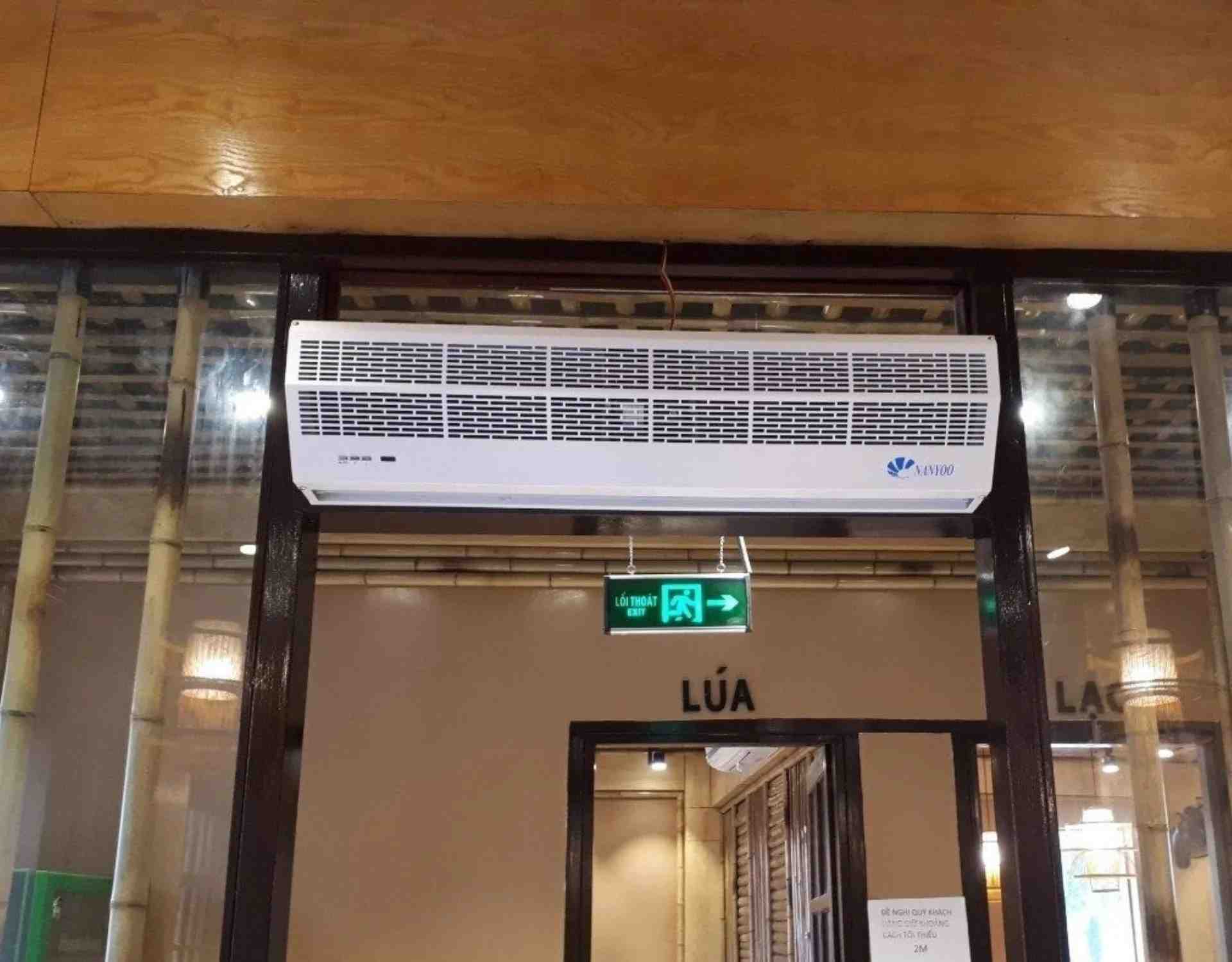 một chiếc quạt cắt gió Nanyoo được lắp cố định vào vách kính phía trên một lối đi