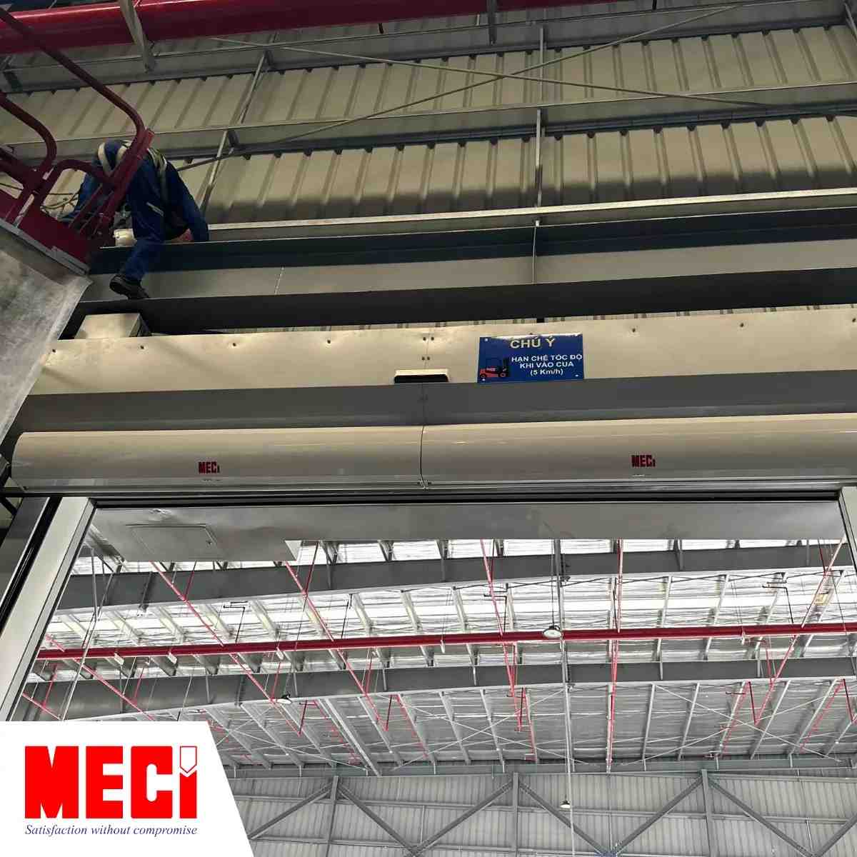 Quạt cắt gió được lắp tại cửa nhà máy