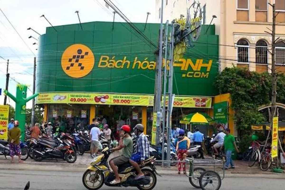 trước cửa siêu thị bách hóa xanh có nhiều người ra vào
