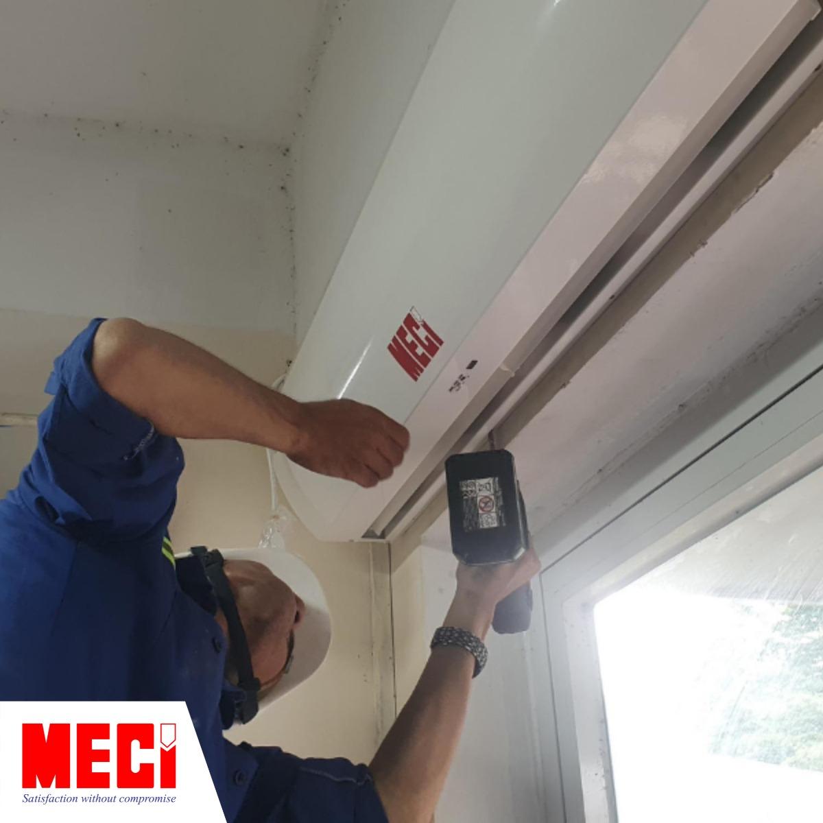 Kỹ thuật MECI đang dùng máy khoan cố định ốc vít máng quạt và thân quạt