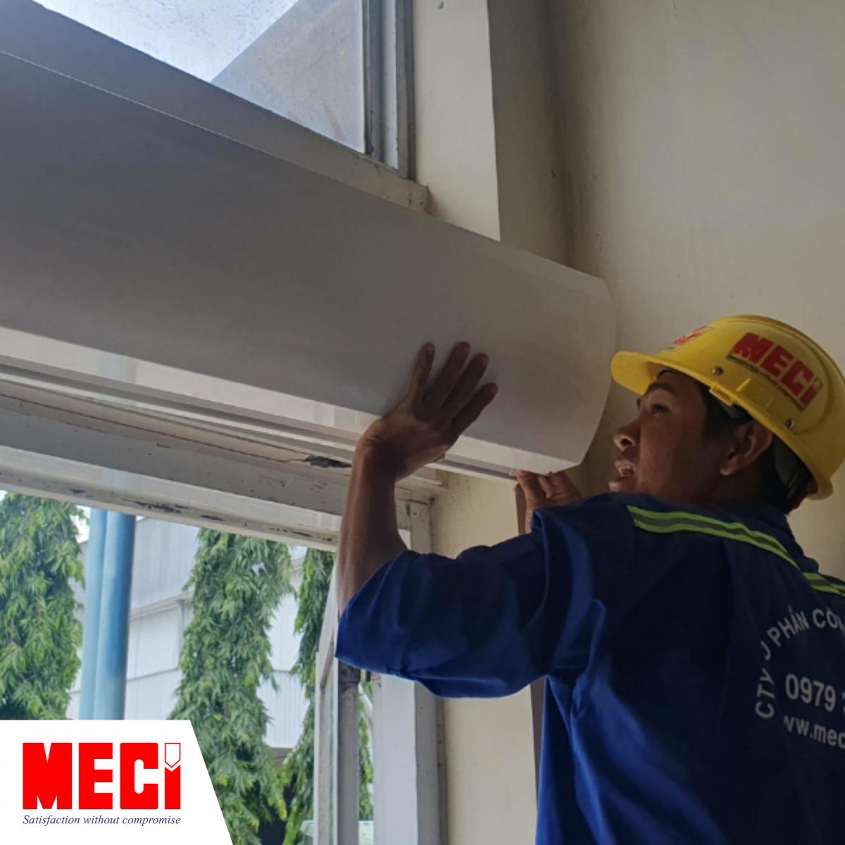 Kỹ thuật MECI đang ráp máng quạt với thân quạt làm một