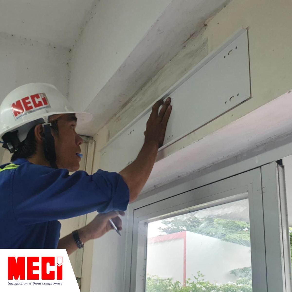 Kỹ thuật MECI đang dùng bút đánh dấu vị trí lỗ khoan