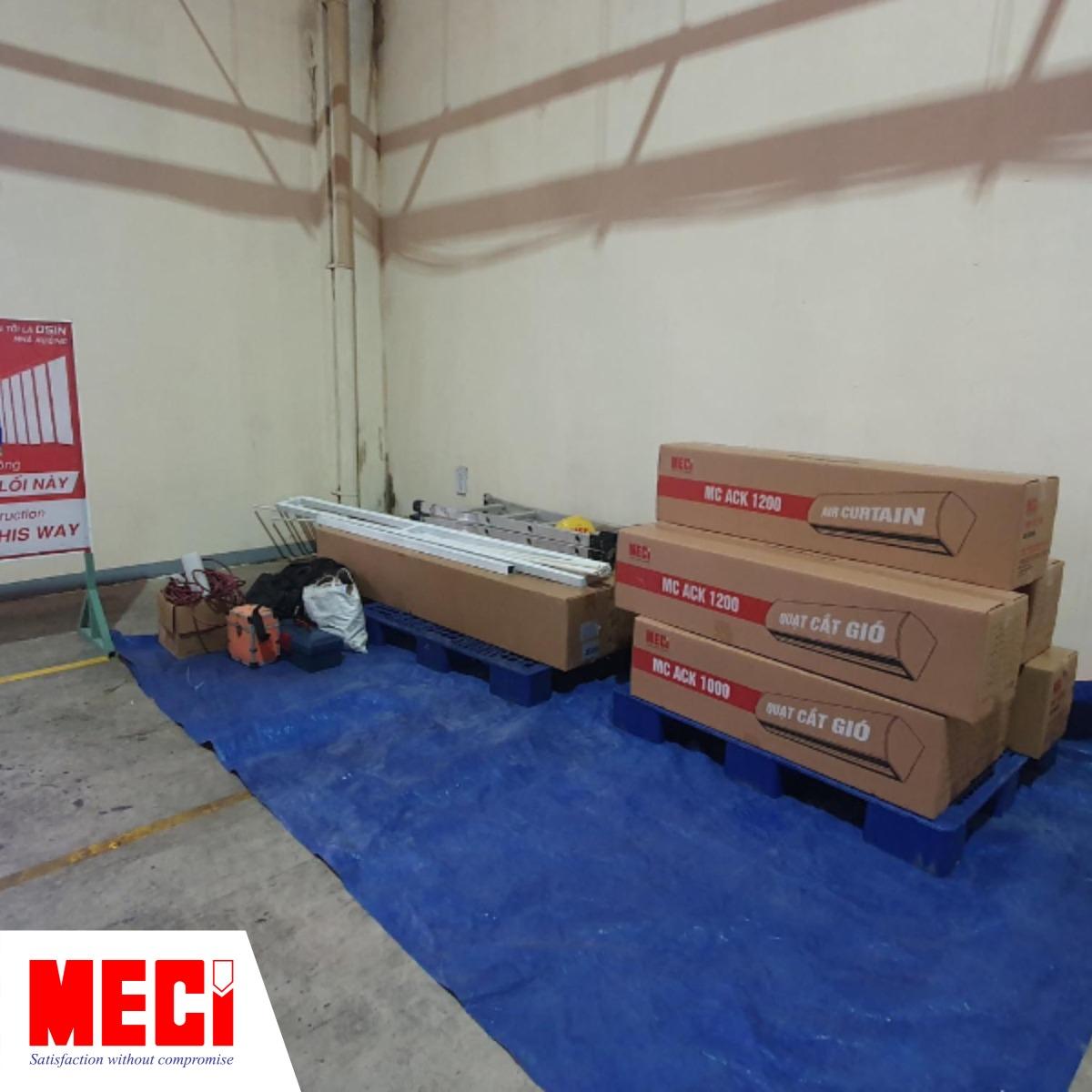 Thùng đựng quạt cắt gió và những thiết bị lắp đặt được sắp xếp gọn gàng