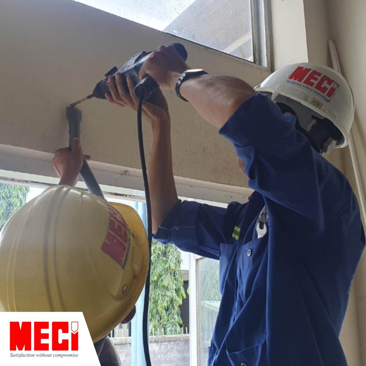 Kỹ thuật MECI đang dùng máy khoan đục lỗ đã đánh dấu trước đó