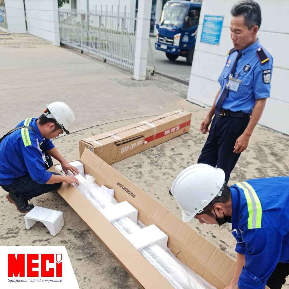 Nhân viên MECI giao hàng quạt cắt gió đến cho khách hàng