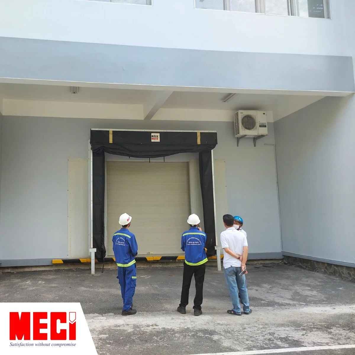 nhân viên MECI đang đi khảo sát nhà máy cùng với khách hàng