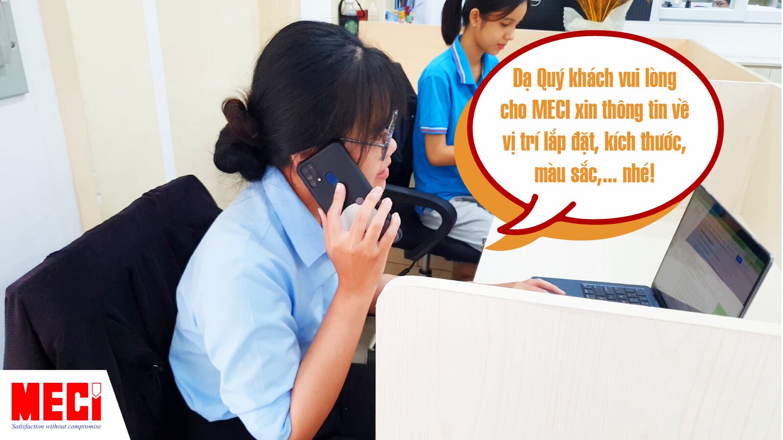 nhân viên MECI đang gọi điện với khách hàng và đang xin thông tin về sản phẩm và vị trí lắp đặt rèm nhựa nam châm