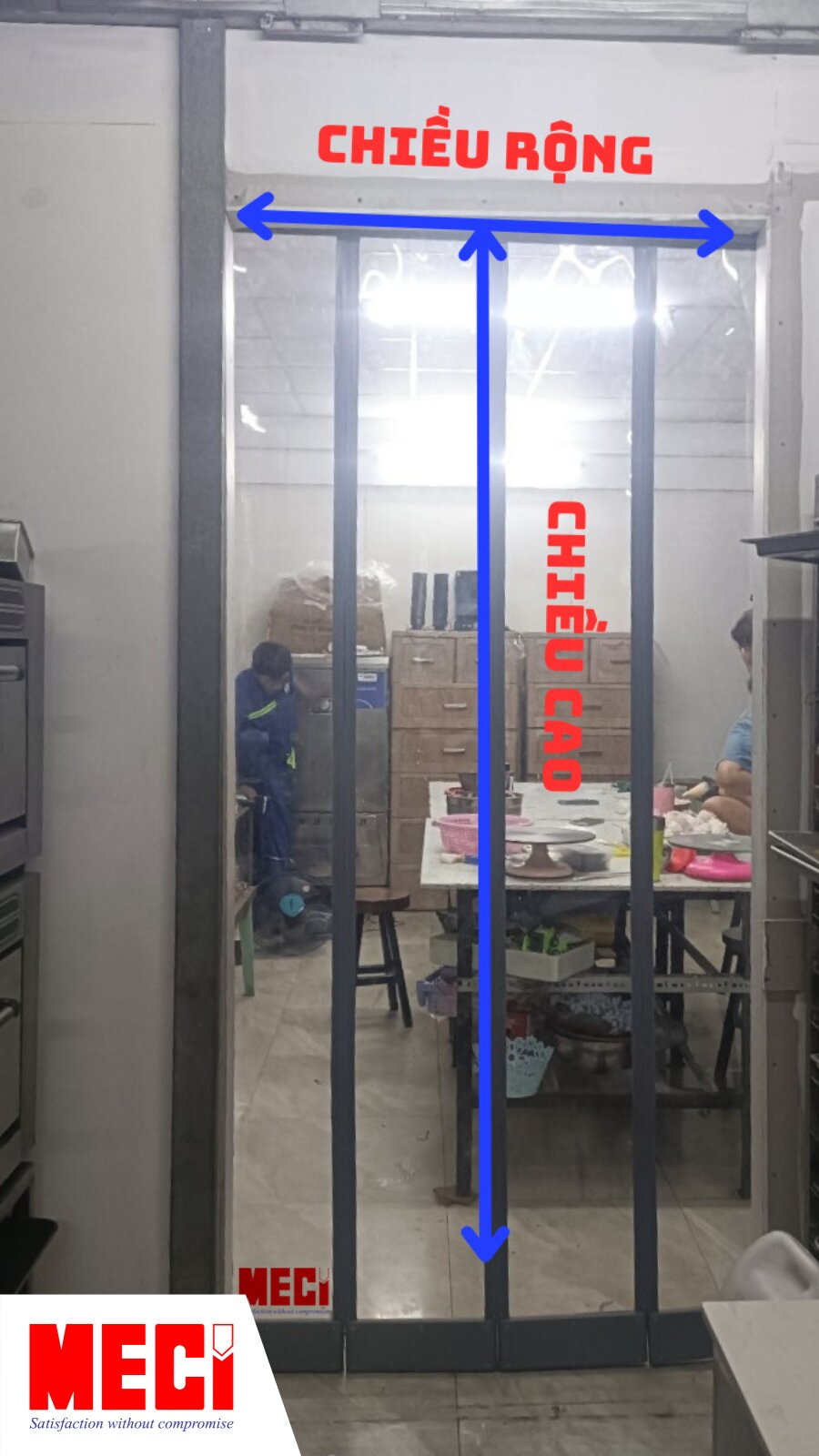 rèm nhựa nam châm MECI có 2 mũi tên và có chữ chiều dài, chiều rộng