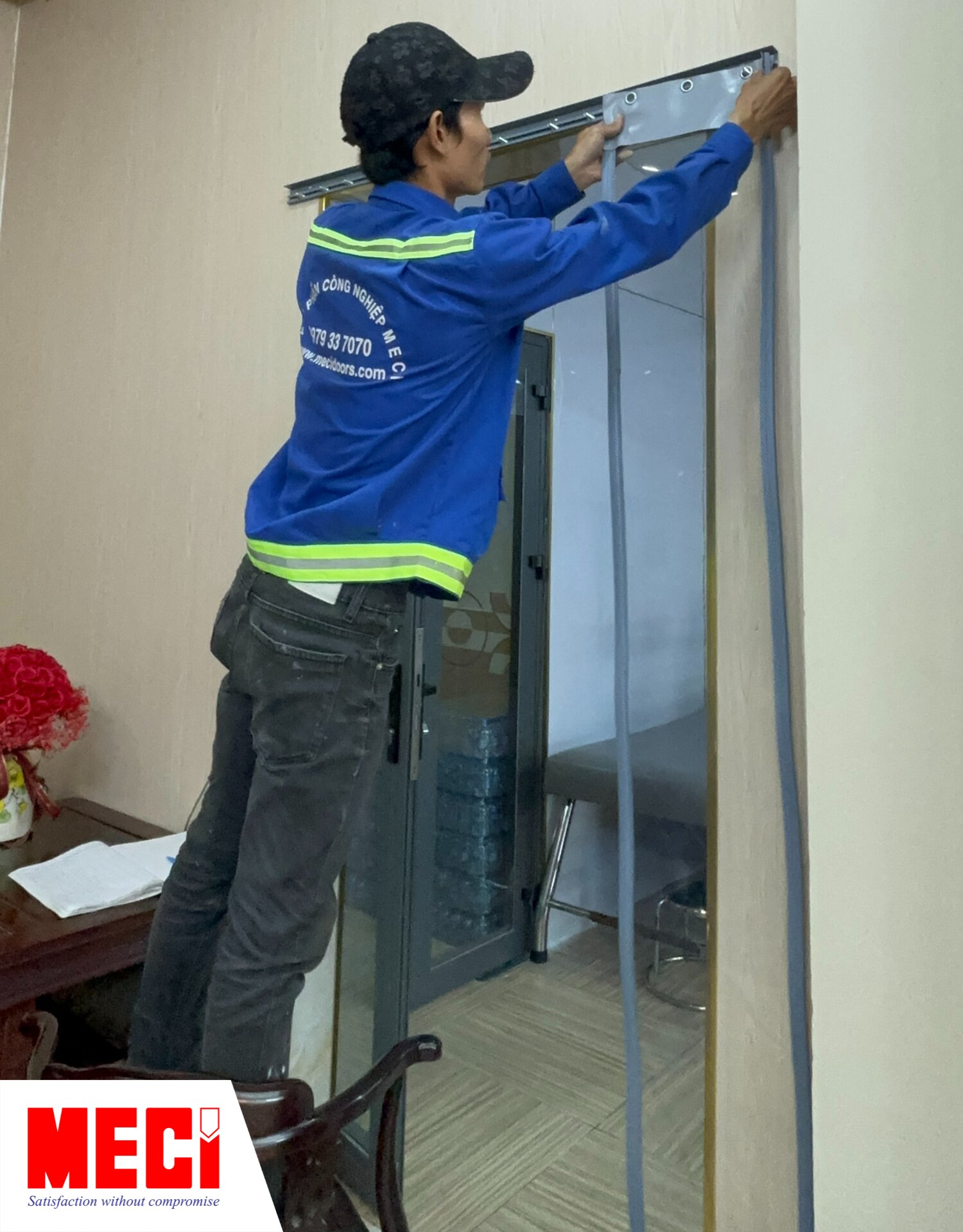 nhân viên MECI đang lắp đặt rèm nhựa nam châm 