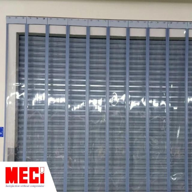 so sánh rèm nhựa thường với rèm nhựa nam châm về hình dạng bên ngoài.