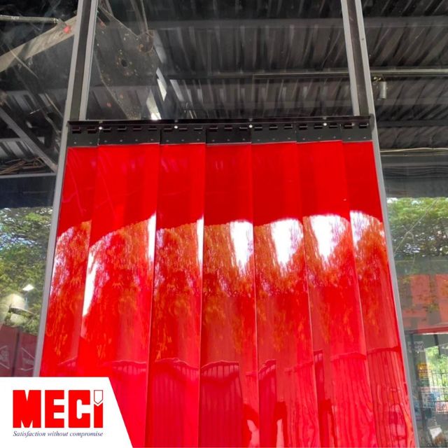 so sánh rèm nhựa thường với rèm nam châm về hình dạng.