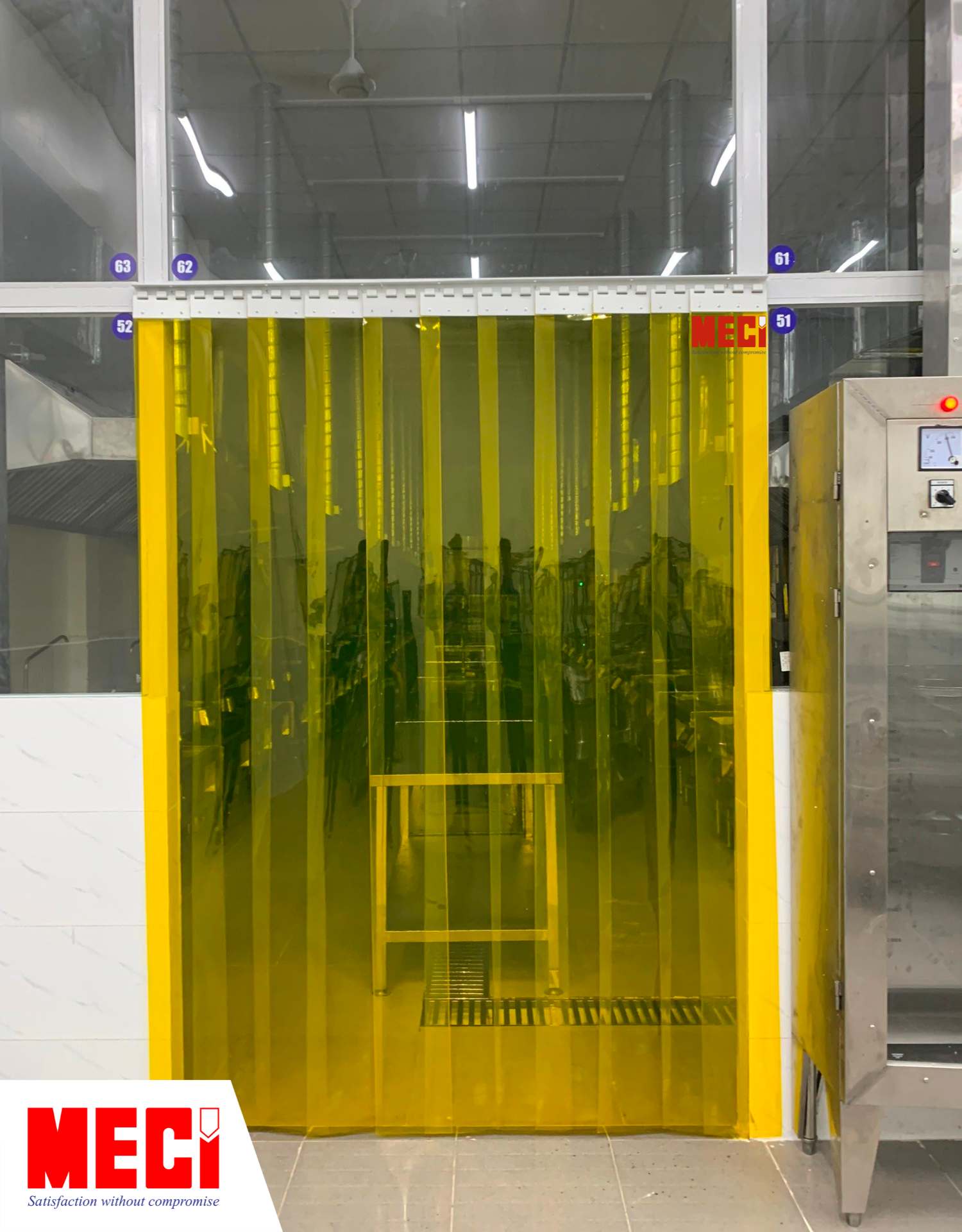 rèm nhựa PVC thả sợi màu vàng ở lối đi của 1 nhà máy