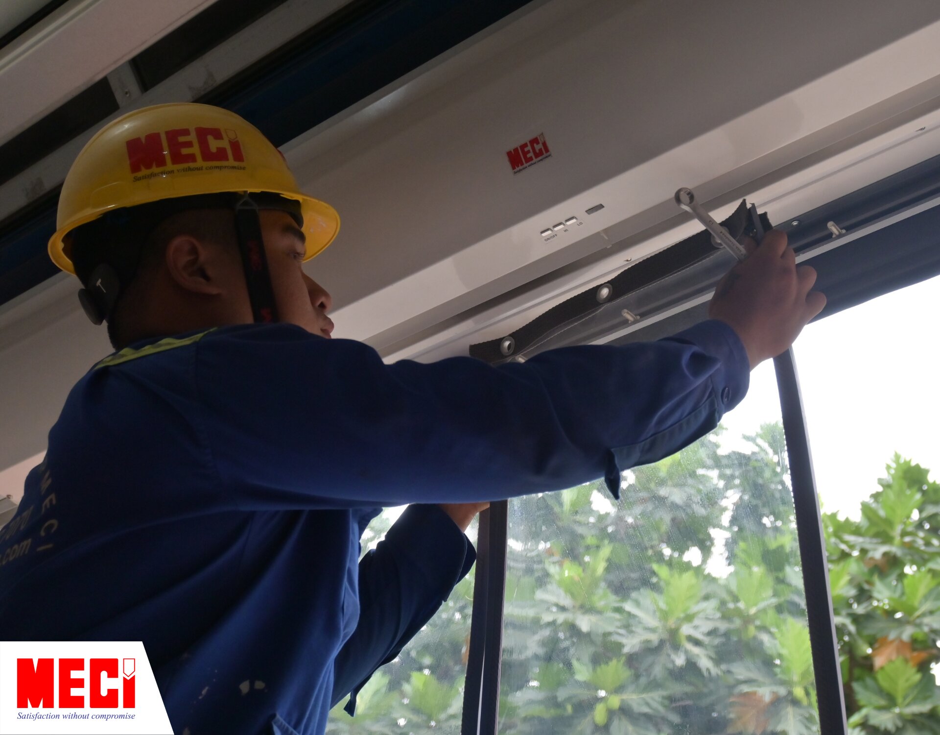 Nhân viên MECI đang lắp đặt rèm nhựa nam châm