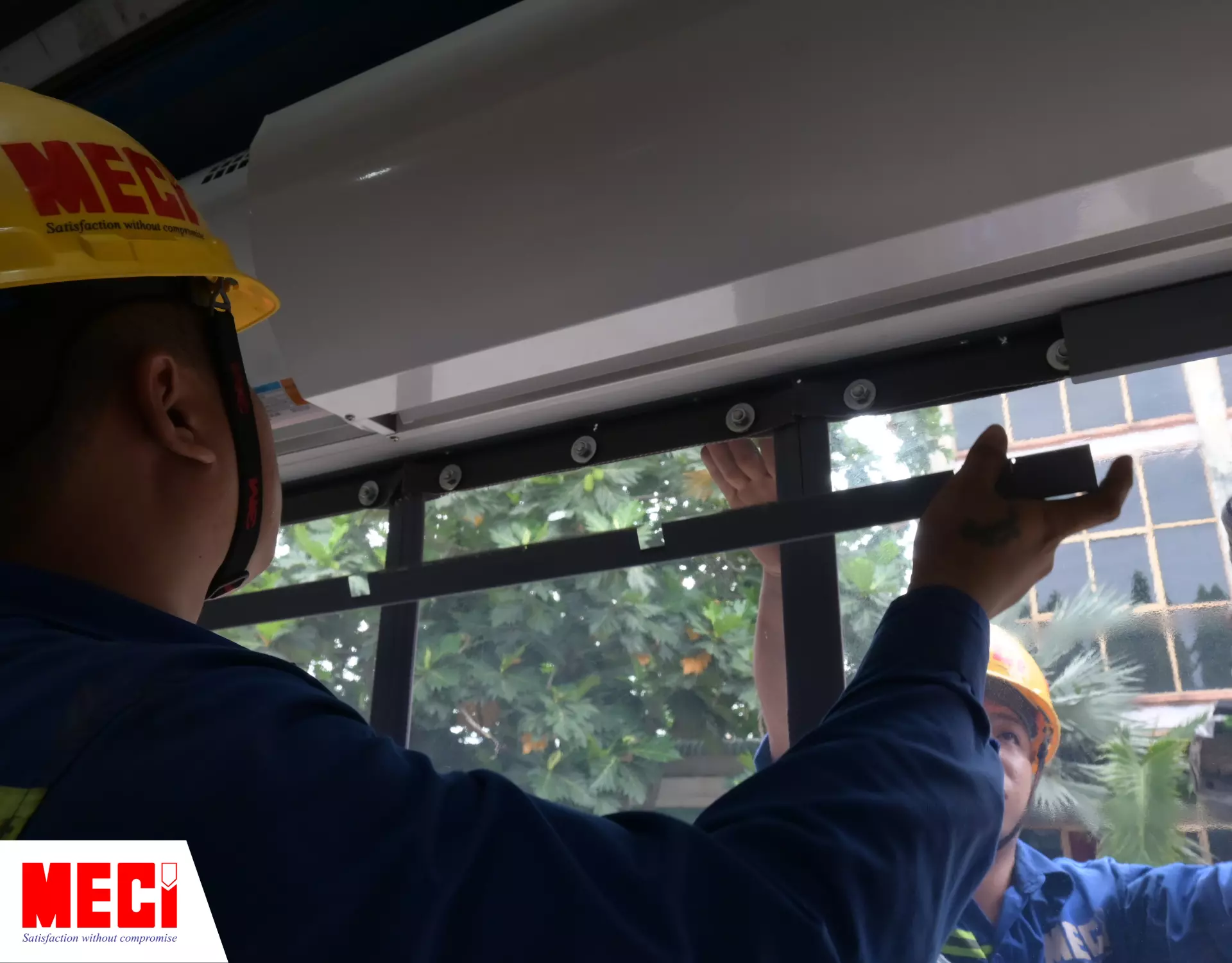 Kỹ thuật MECI đang tháo nắp che rèm nhựa nam châm 