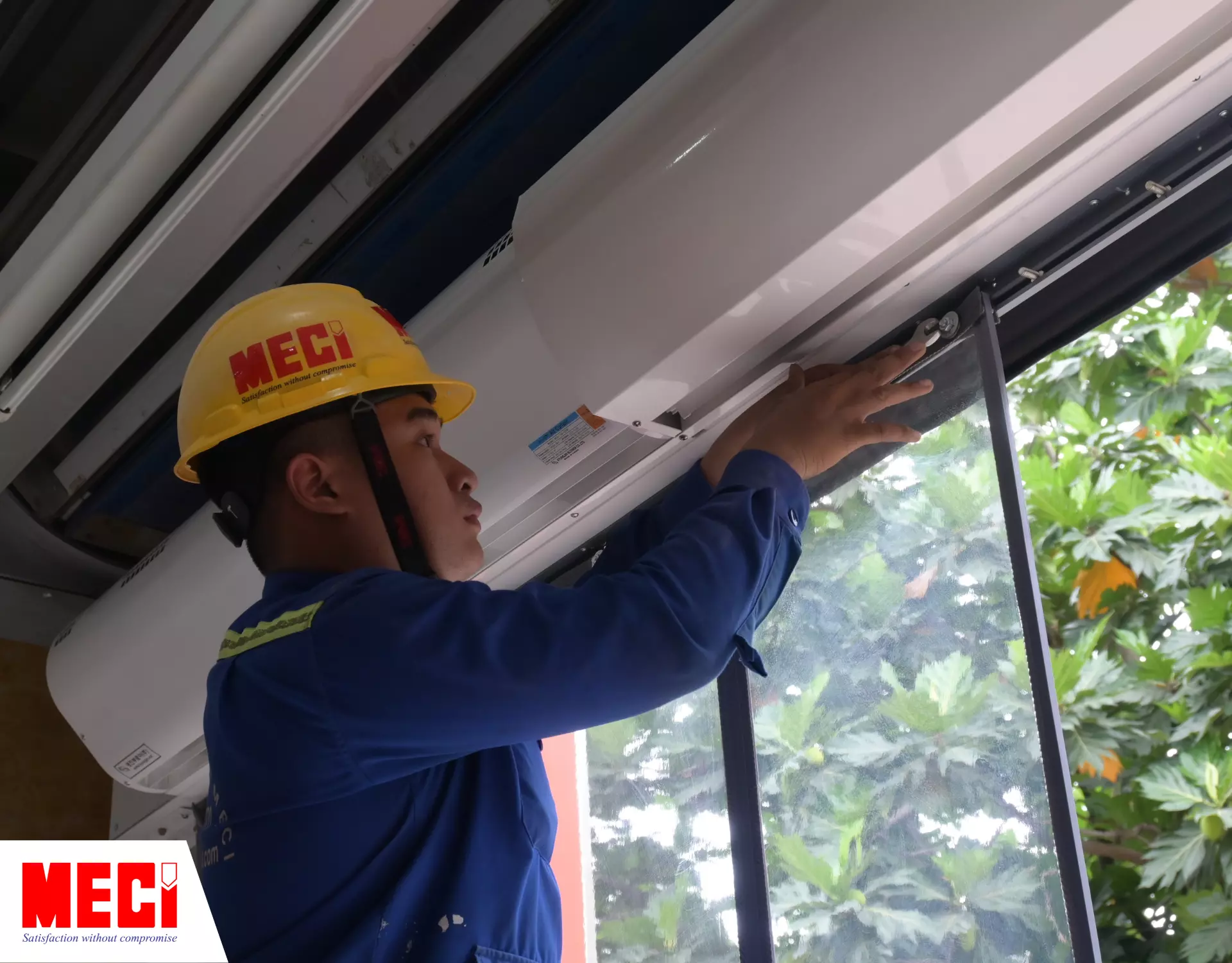 Kỹ thuật MECI đang tháo ốc vít trên sợi rèm