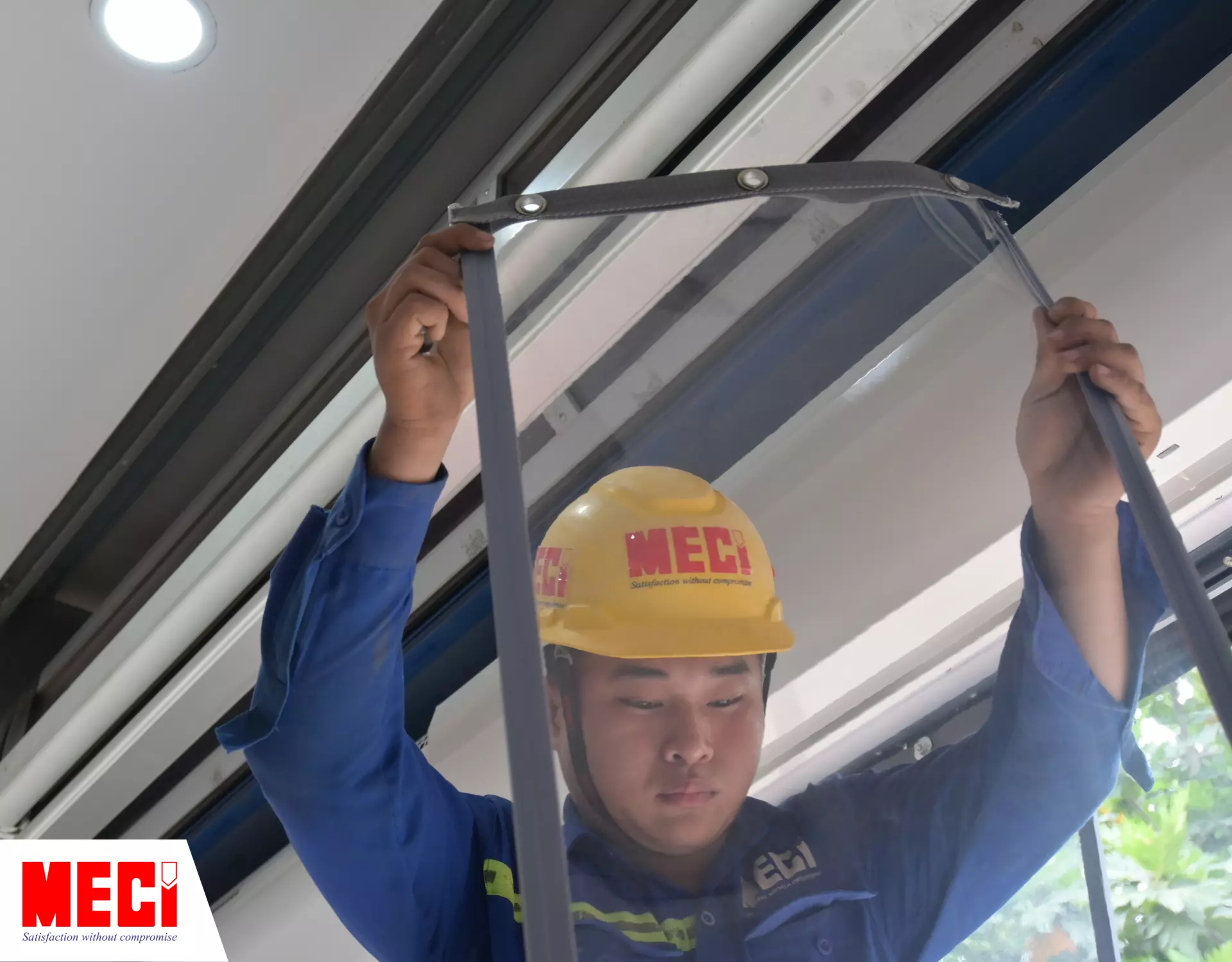 Kỹ thuật MECI đang tháo từng sợi rèm nhựa nam châm
