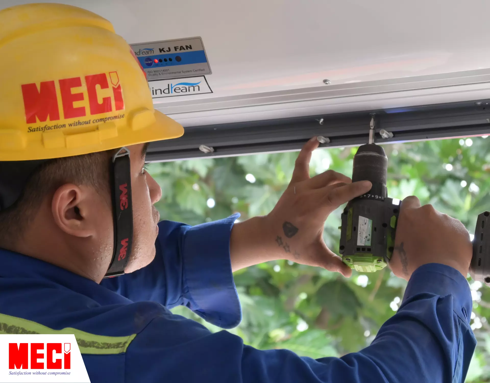 Kỹ thuật MECI đang tiến hành khoan ốc vít để tháo thanh ray