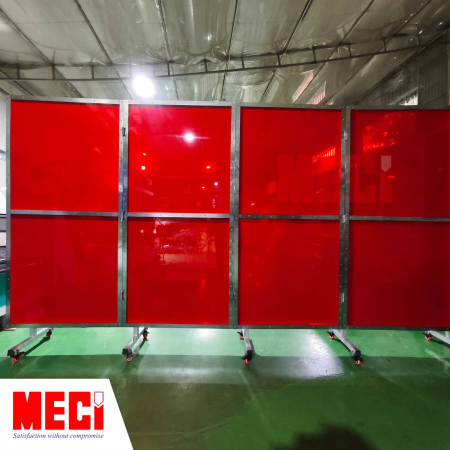 Vách nhựa đỏ dựng trong nhà máy